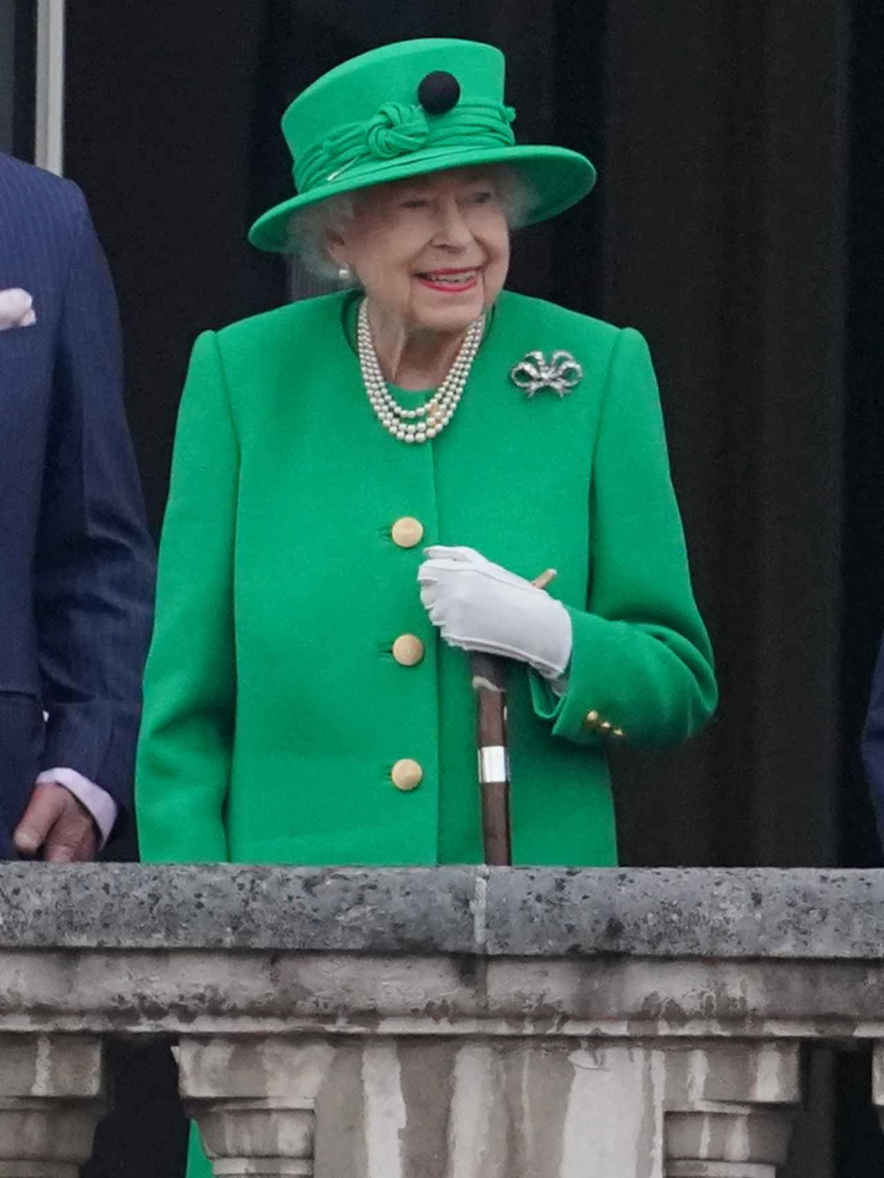 Pese a que no se espera a la Reina en el último acto, no dudó en aparecer para saludar a sus conciudadanos.