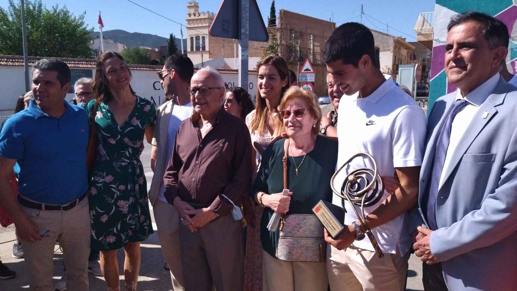 Los padres y los abuelos de Carlos Alcaraz, este lunes, en la inauguración de un mural dedicado al tenista en El Palmar.