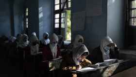 Jóvenes afganas en clase antes de la clausura dictada por los talibanes.