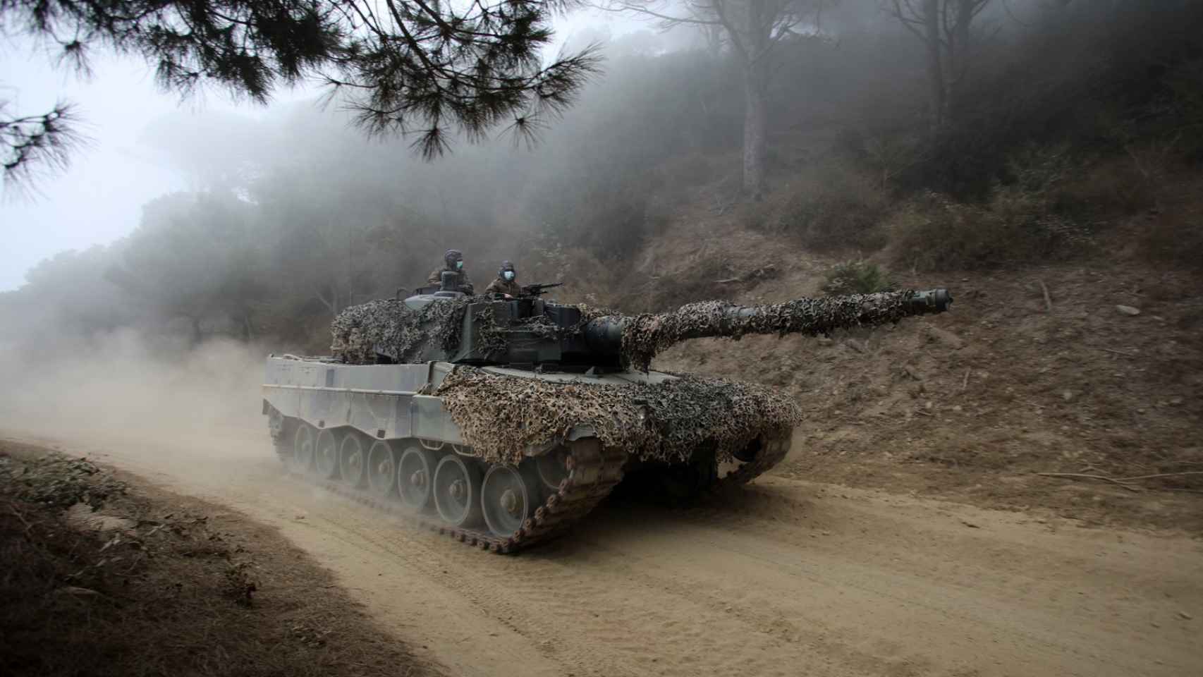 Leopard 2A4, la versión más antigua, en un entrenamiento de camuflaje.