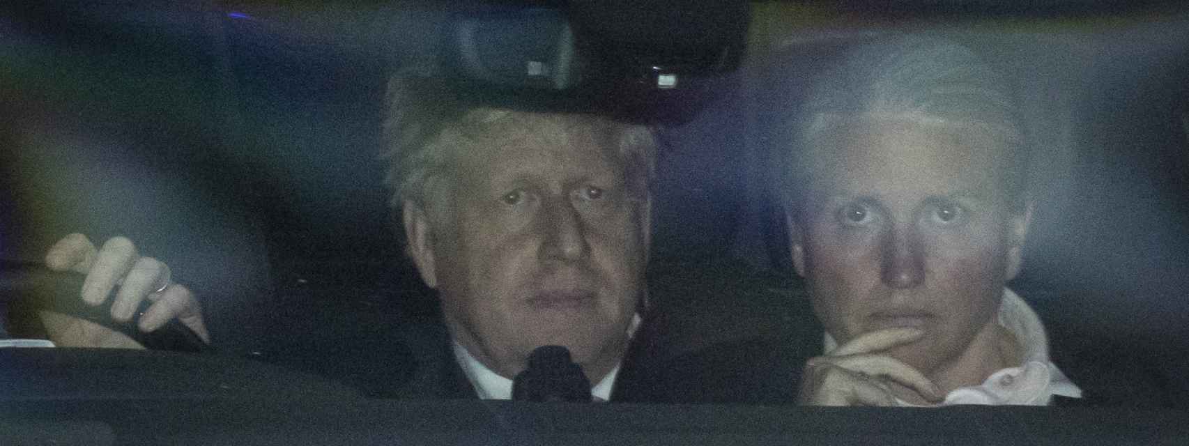 Boris Johnson abandona el Parlamento británico tras la votación de la moción de confianza.