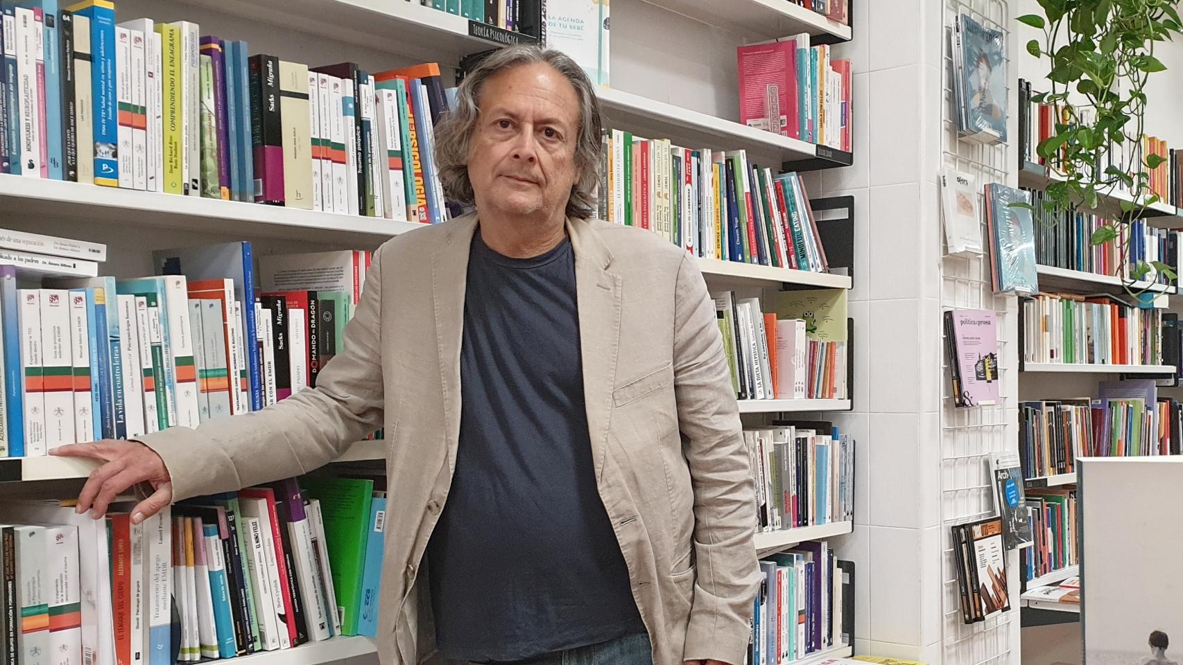 Enrique Botella crea con 'Escarcha en el pelo' una novela que evita el modelo judicial americano.