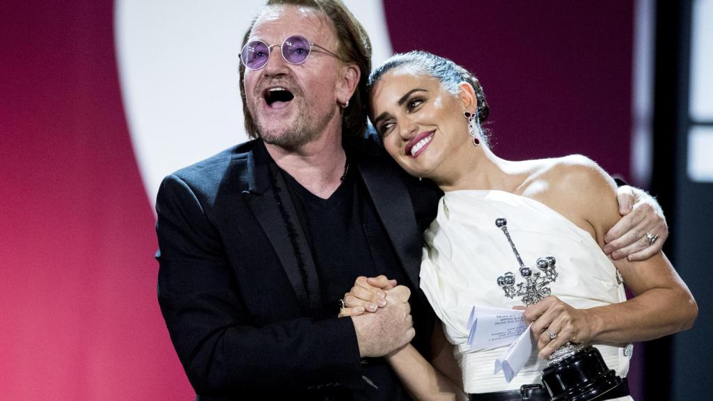 Bono dio el premio Donostia a Penélope Cruz.