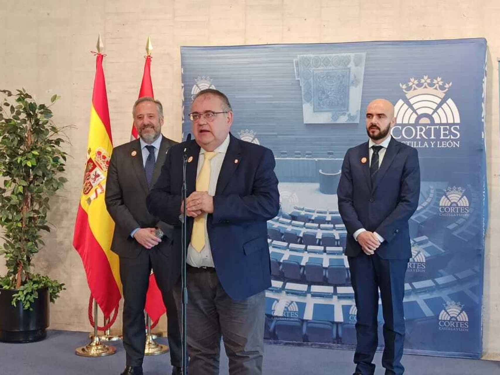 El presidente de las Cortes, Carlos Pollán, y el consejero de Sanidad, Alejandro Vázquez, durante su rueda de prensa de este lunes.