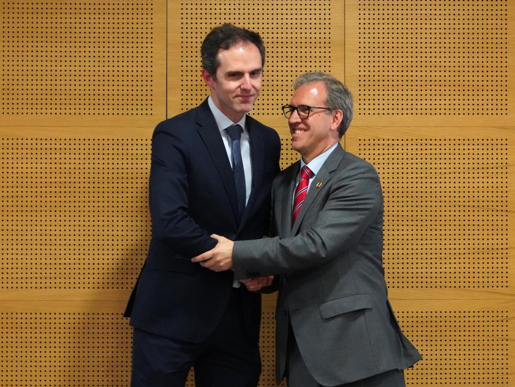 El dimitido gerente del Ecyl, Javier Moreno, junto al consejero de Industria y Empleo, Mariano Veganzones, el día de su toma de posesión.