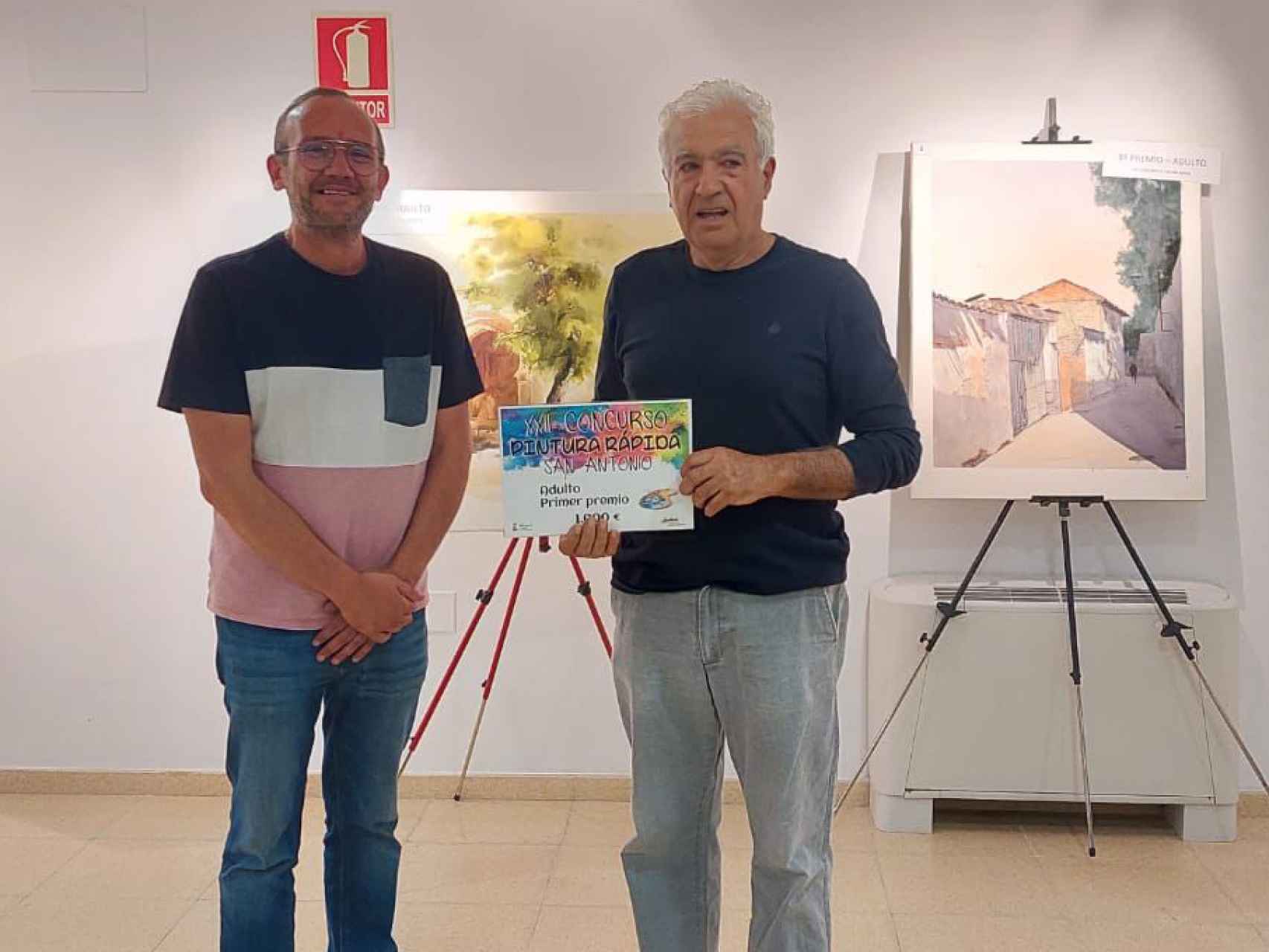 Pablo Sevillano, ganador del concurso de pintura rápida, a la derecha, junto a Adolfo López, alcalde de Mojados, a la izquierda