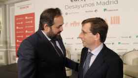 Paco Núñez junto al alcalde de Madrid, José Luis Martínez-Almeida, este lunes.