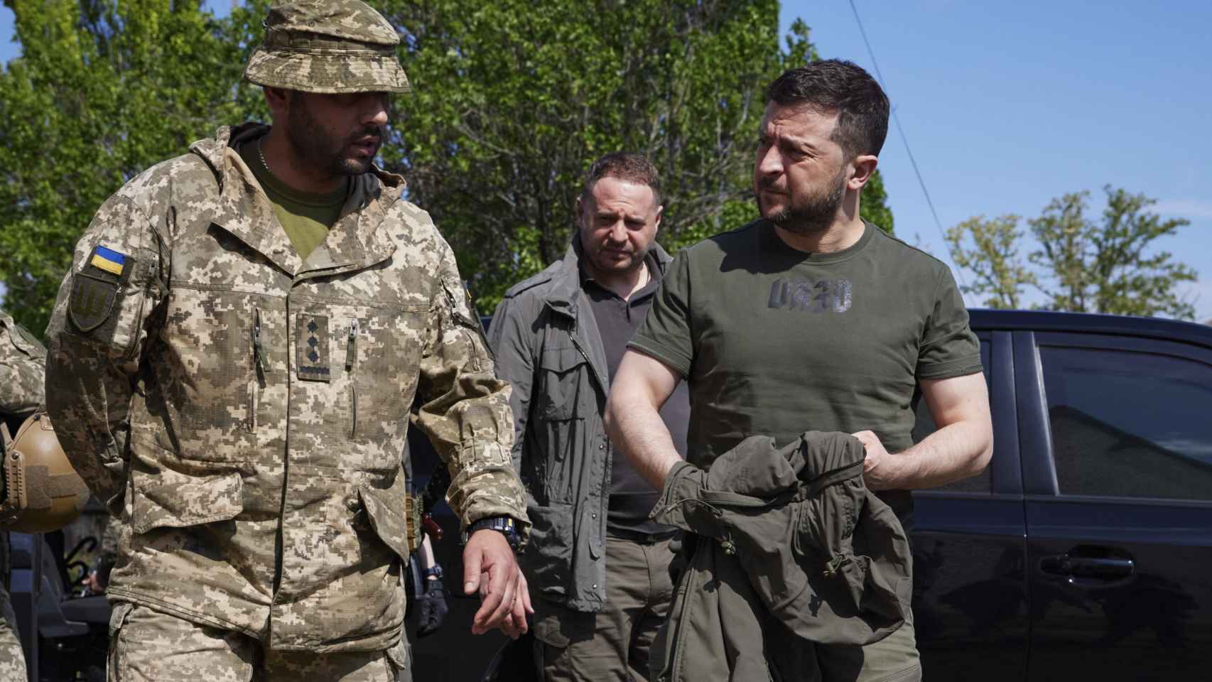 El presidente ucraniano, Volodimir Zelenski, conversa con sus soldados en el área de Zaporiyia.