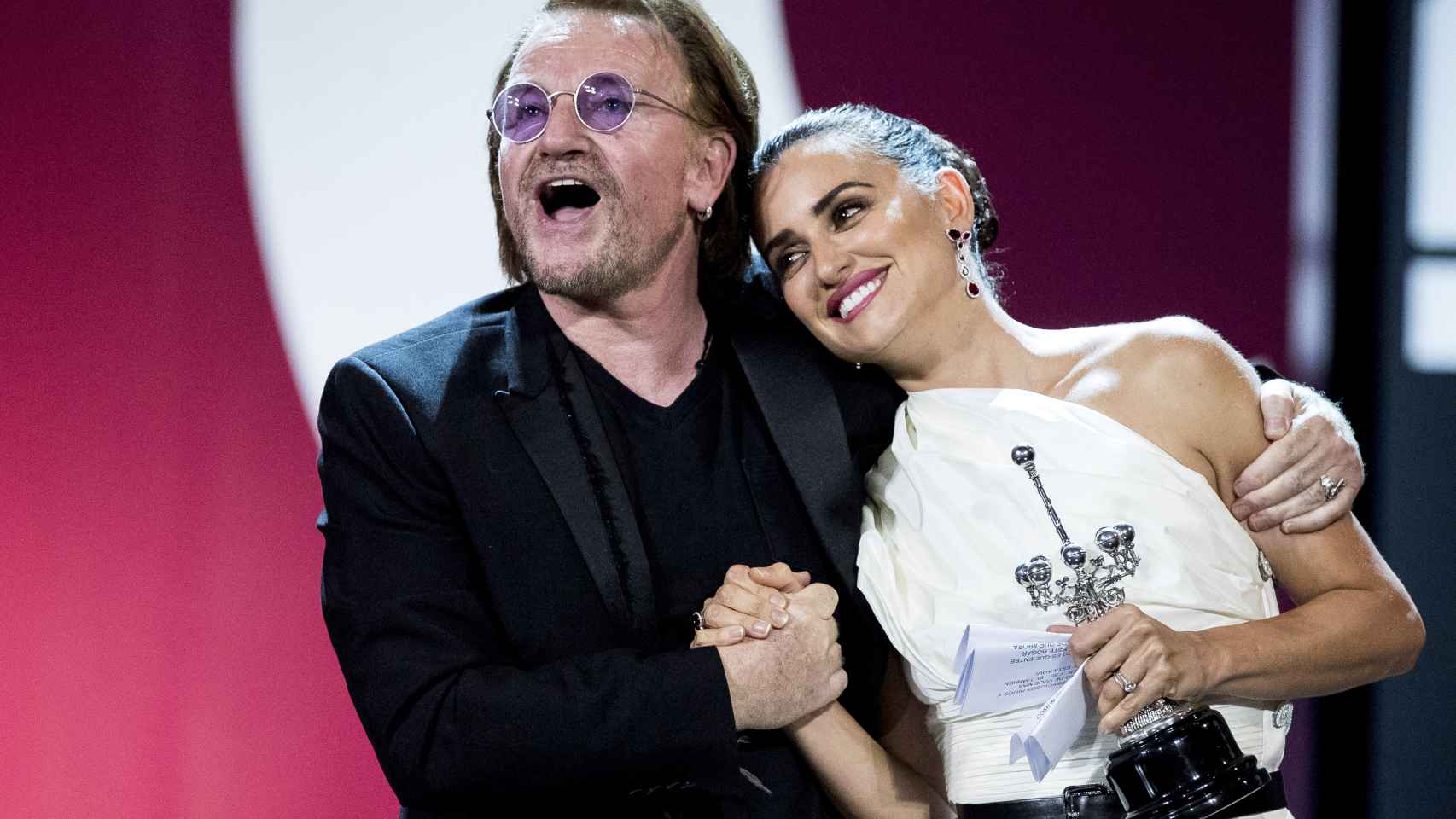 Bono dio el premio Donostia a Penélope Cruz.