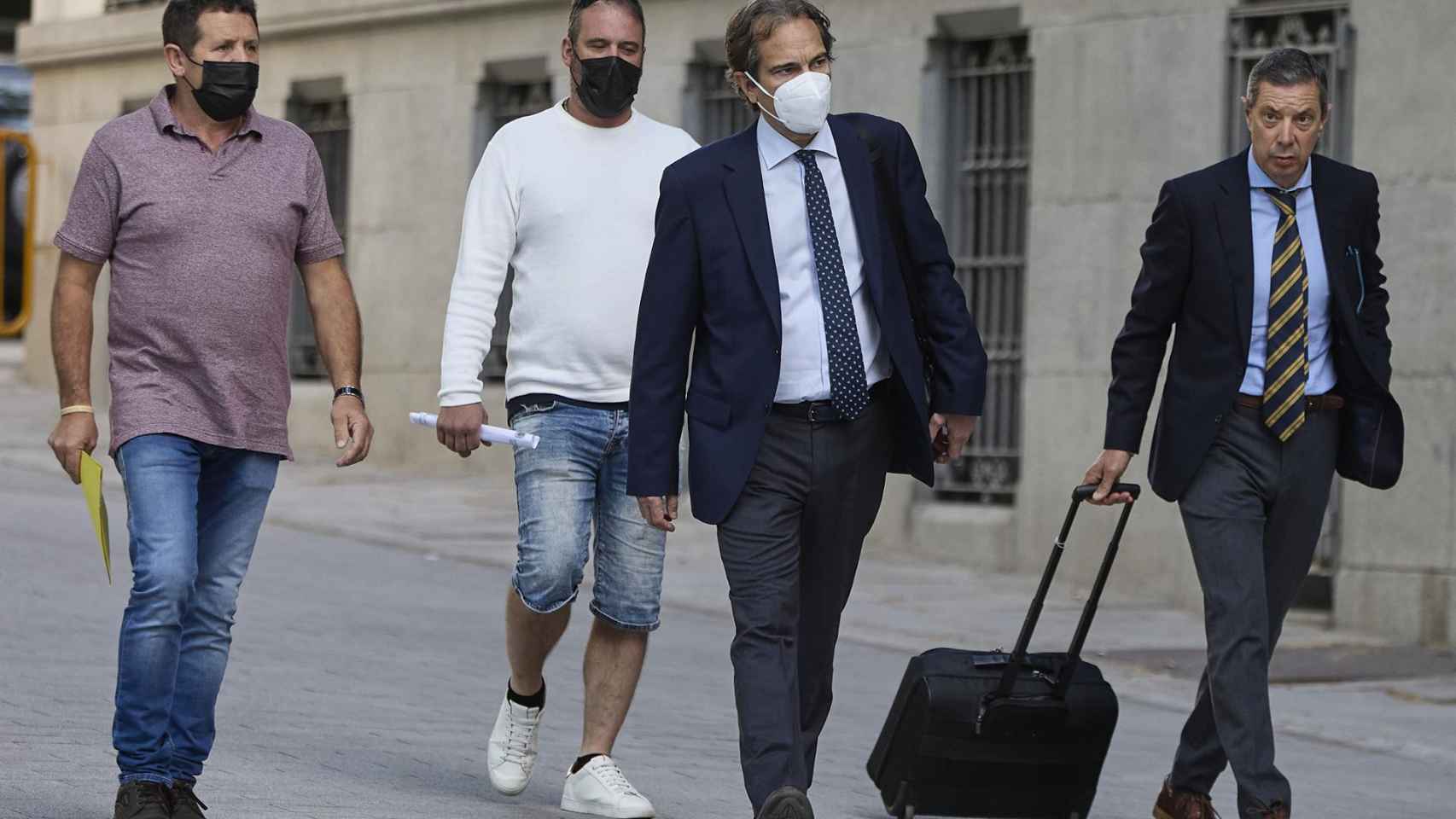 El patrón del ‘Villa de Pitanxo’, Juan Padín (i-morado), y su sobrino, Eduardo Rial (c-blanco), a su llegada a declarar a la Audiencia Nacional.