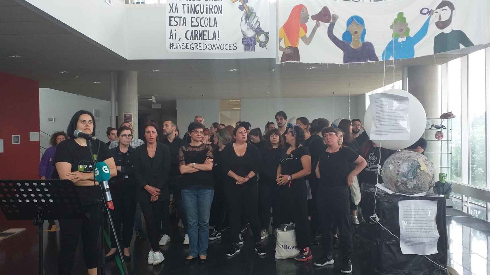 Concentración en la ESAD Vigo en apoyo a las estudiantes.