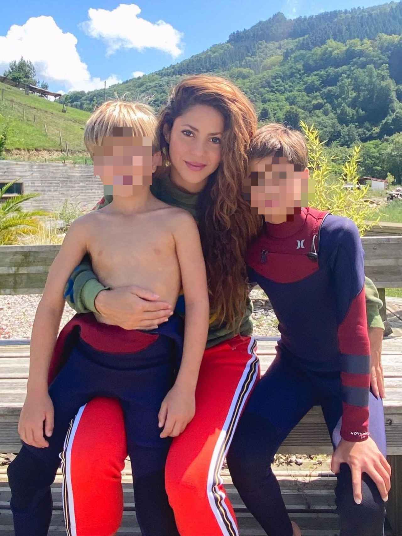 Shakira, junto a sus hijos Sasha y Milan.