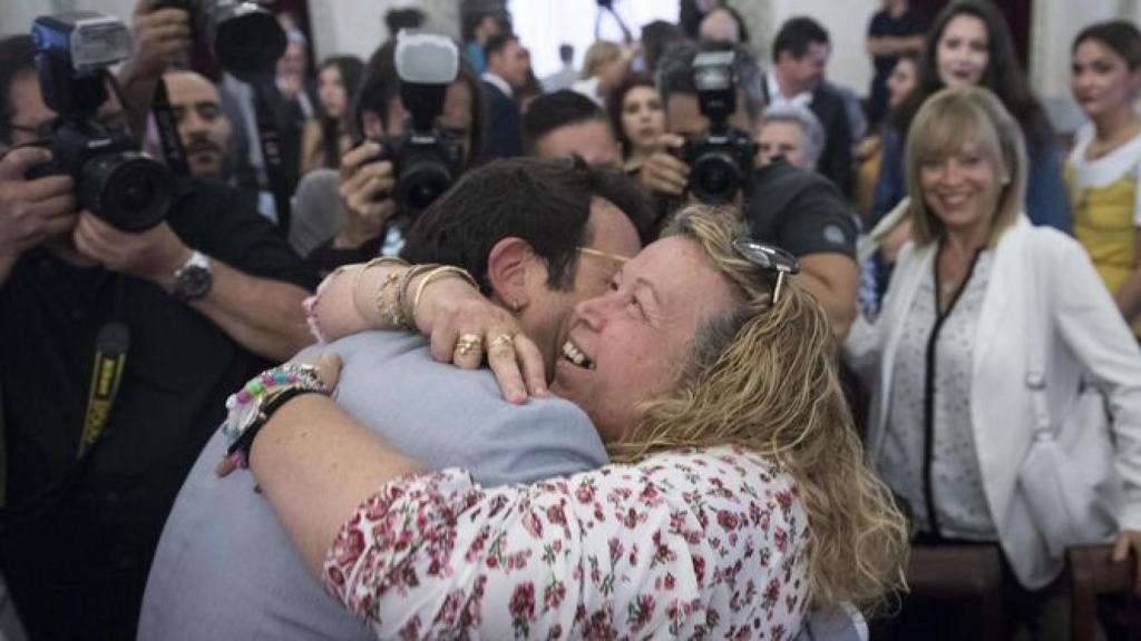 Milagri y su hijo acompañando a la hermandad del Nazareno de Cádiz en Semana Santa.