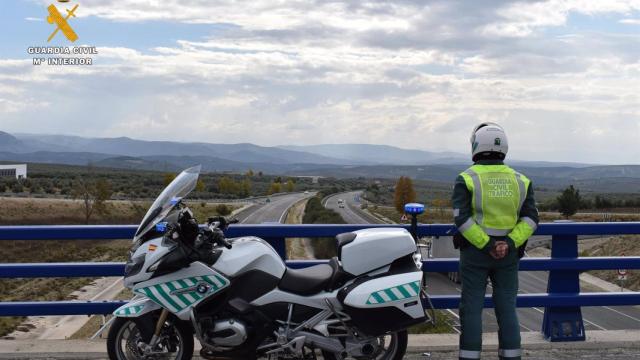 Un agente del Subsector de Tráfico de la Guardia Civil