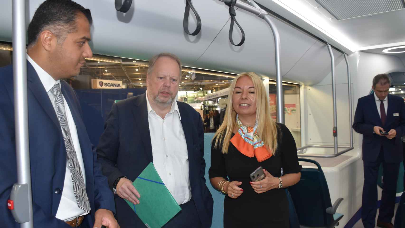 Amit Mulay, Chief Engineer de Switch; Andrew Palmer, CEO y Eva Driessen, presidenta de Switch iberia, en el Salón de la Movilidad de París
