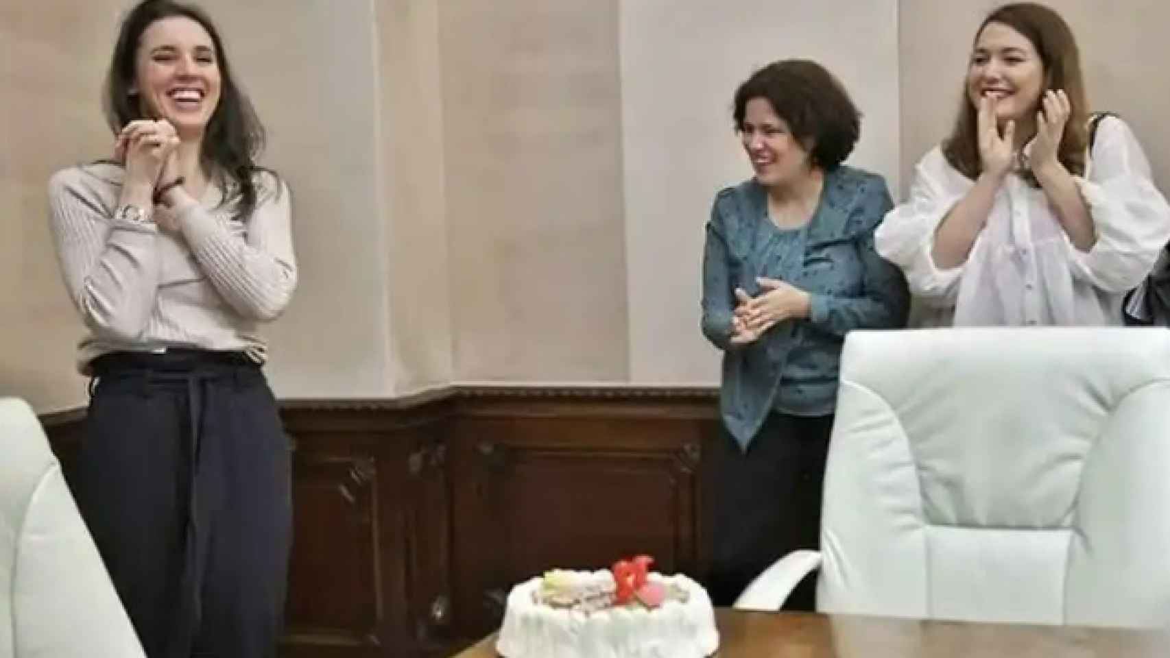 A la izquierda, la ministra Irene Montero en su cumpleaños. En el centro, Amanda Meyer, su ya exjefa de gabinete