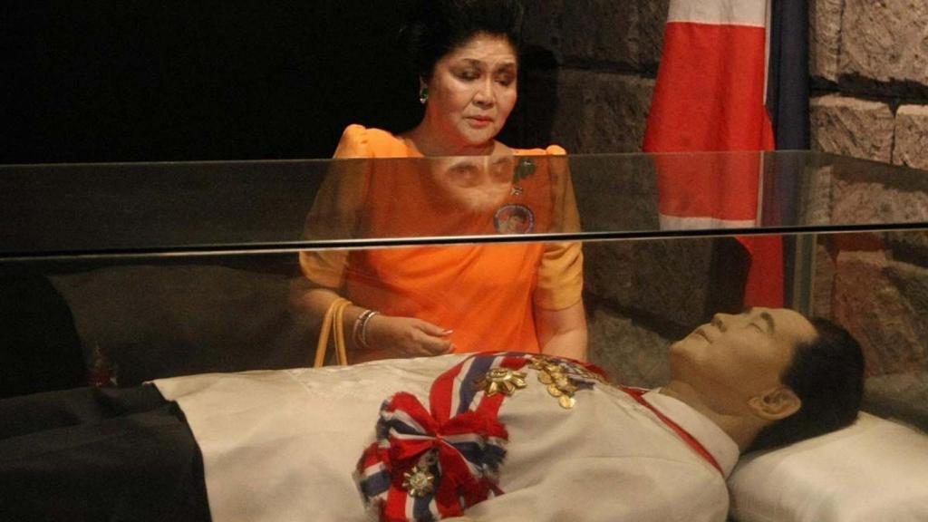 Imelda Marcos, junto a los restos de su marido.