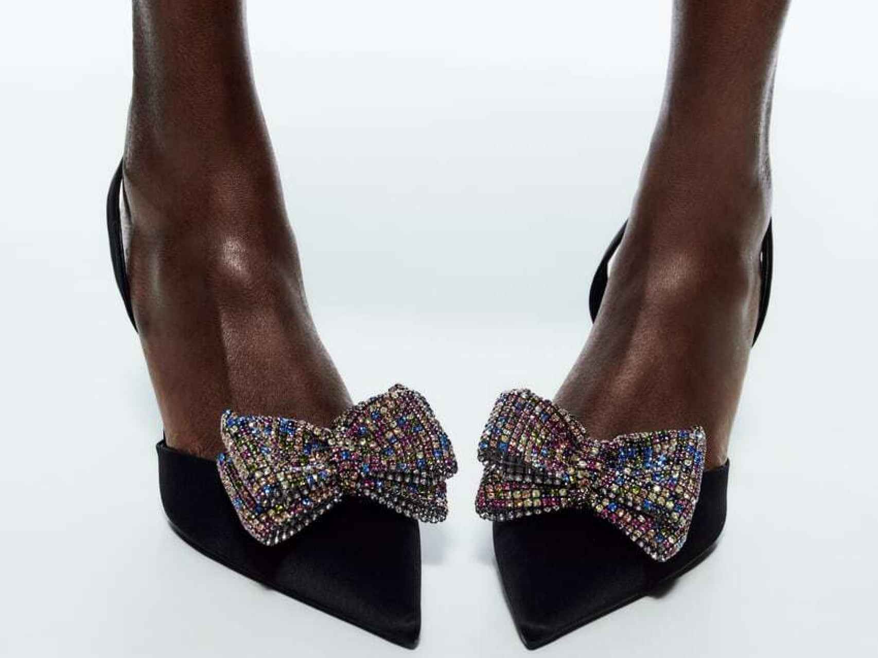 Zapatos destalonados con tacón alto y detalle de lazo brillante, de Zara.