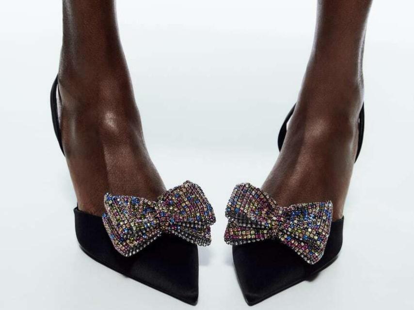 Zapatos destalonados con tacón alto y detalle de lazo brillante, de Zara.