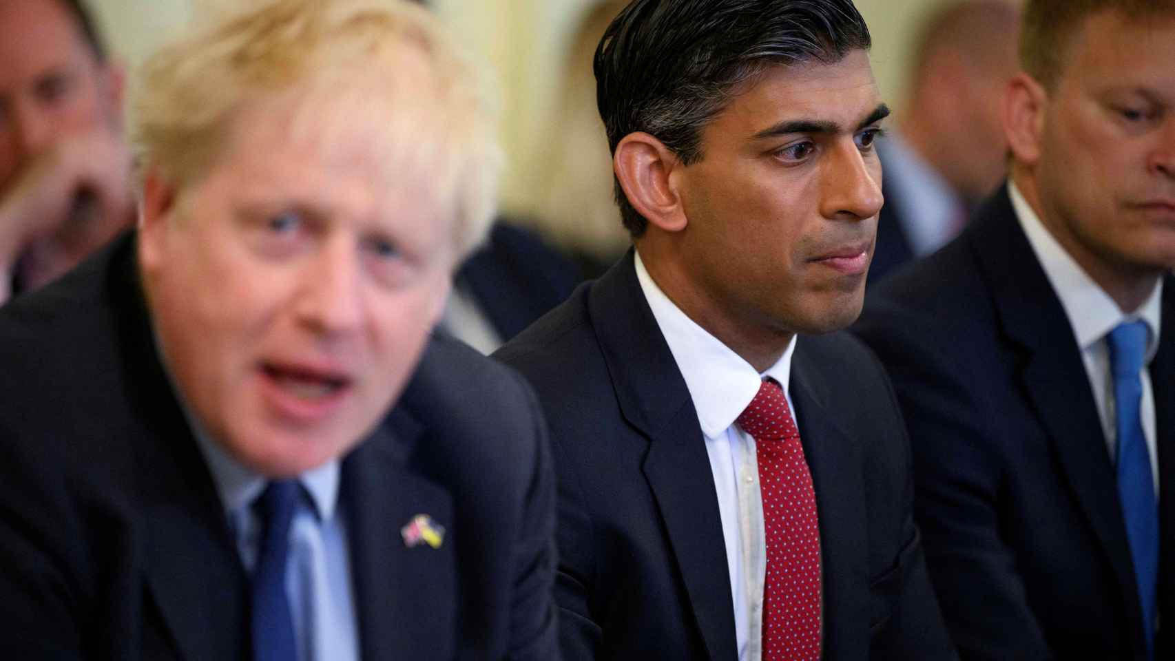 El canciller británico de Hacienda, Rishi Sunak, escucha a Boris Johnson durante la reunión del gabinete.