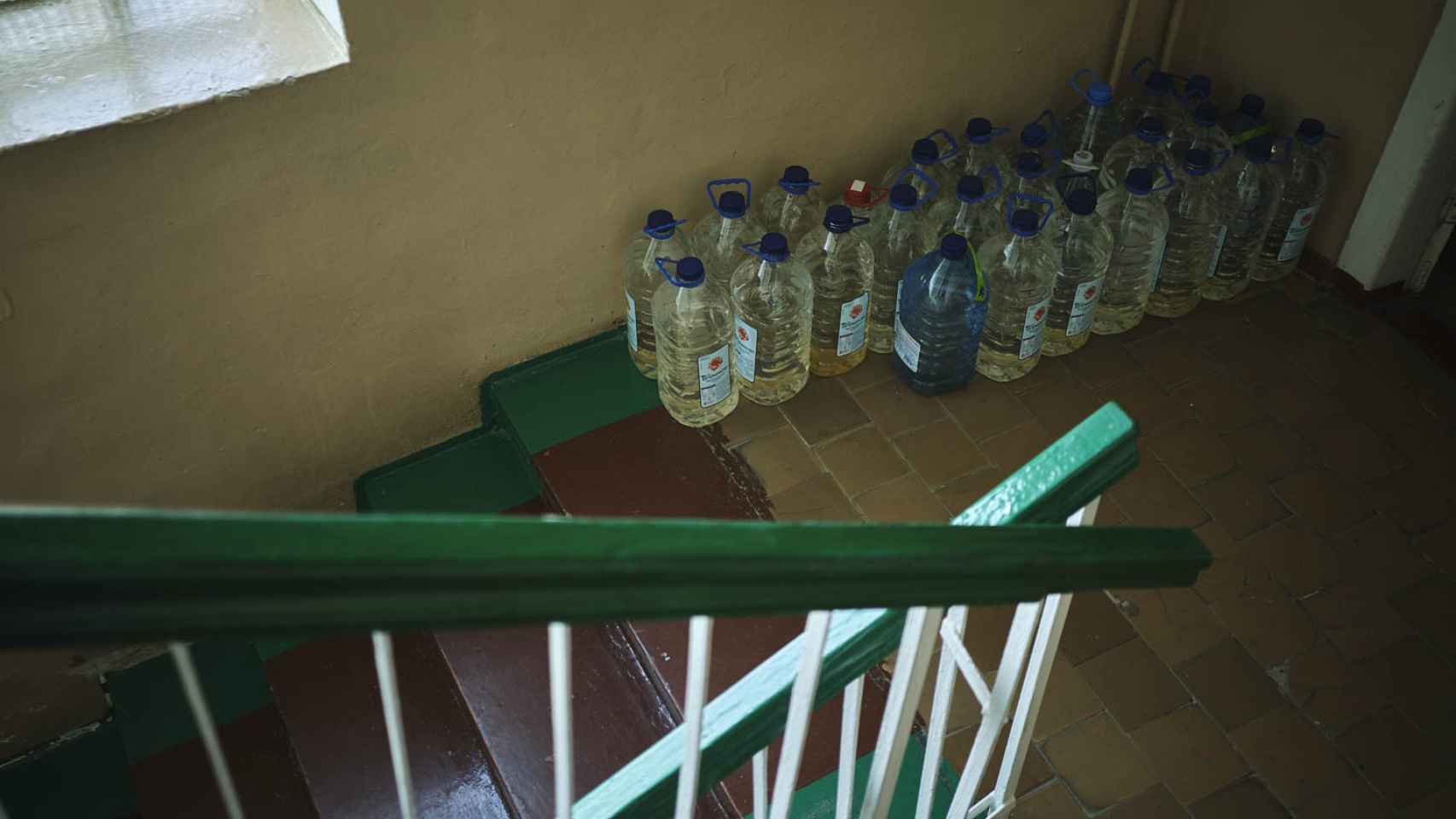 Bidones de agua potable que el médico de Chernóbil guarda en el centro sanitario en caso de una nueva ocupación.