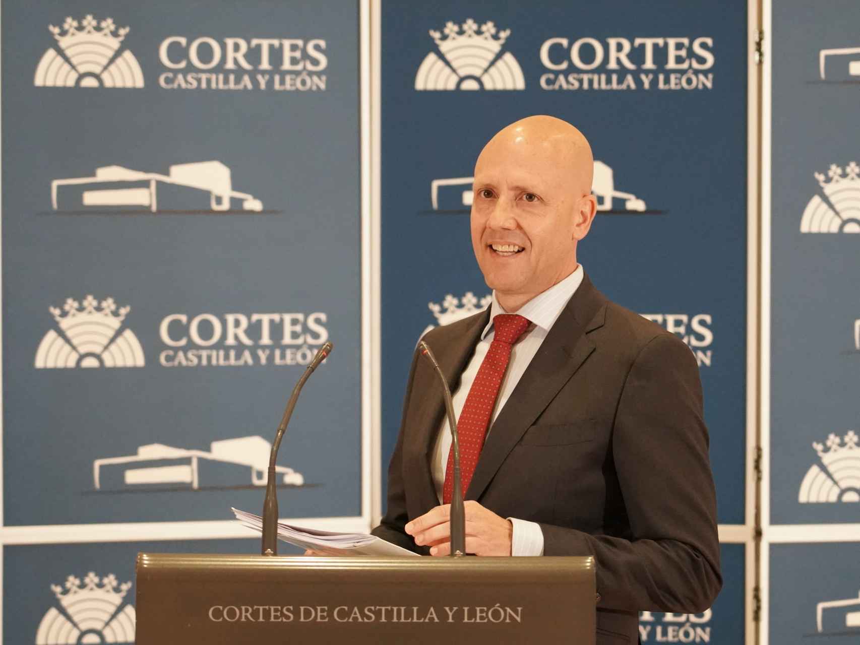 El portavoz de Vox en las Cortes, Carlos Menéndez, durante la rueda de prensa de este martes en la Cámara.