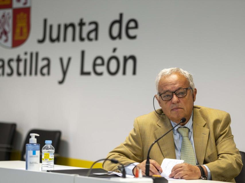 El consejero de Cultura, Gonzalo Santonja, durante su reunión con la Asociación de Escuelas de Español de Castilla y León, este martes.