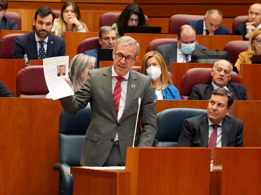 El consejero de Industria, Comercio y Empleo de la Junta, Mariano Veganzones, este martes en el pleno de las Cortes