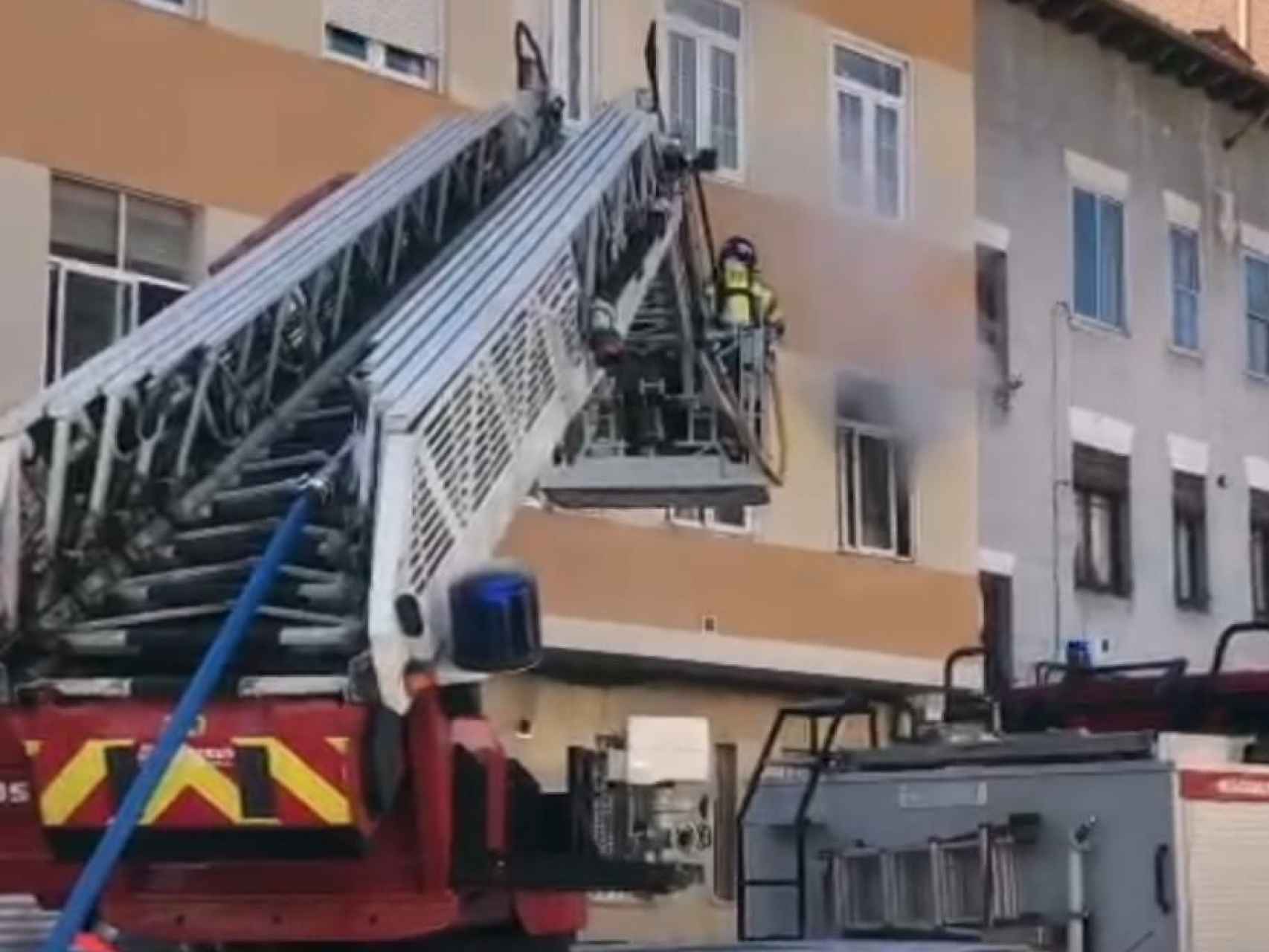 Momento en el que los bomberos entran en la vivienda incendiada en Burgos.
