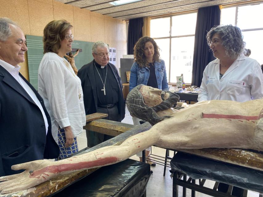 La visita de la presidenta de la Diputación de Palencia y el obispo al Taller de Restauración, este martes.