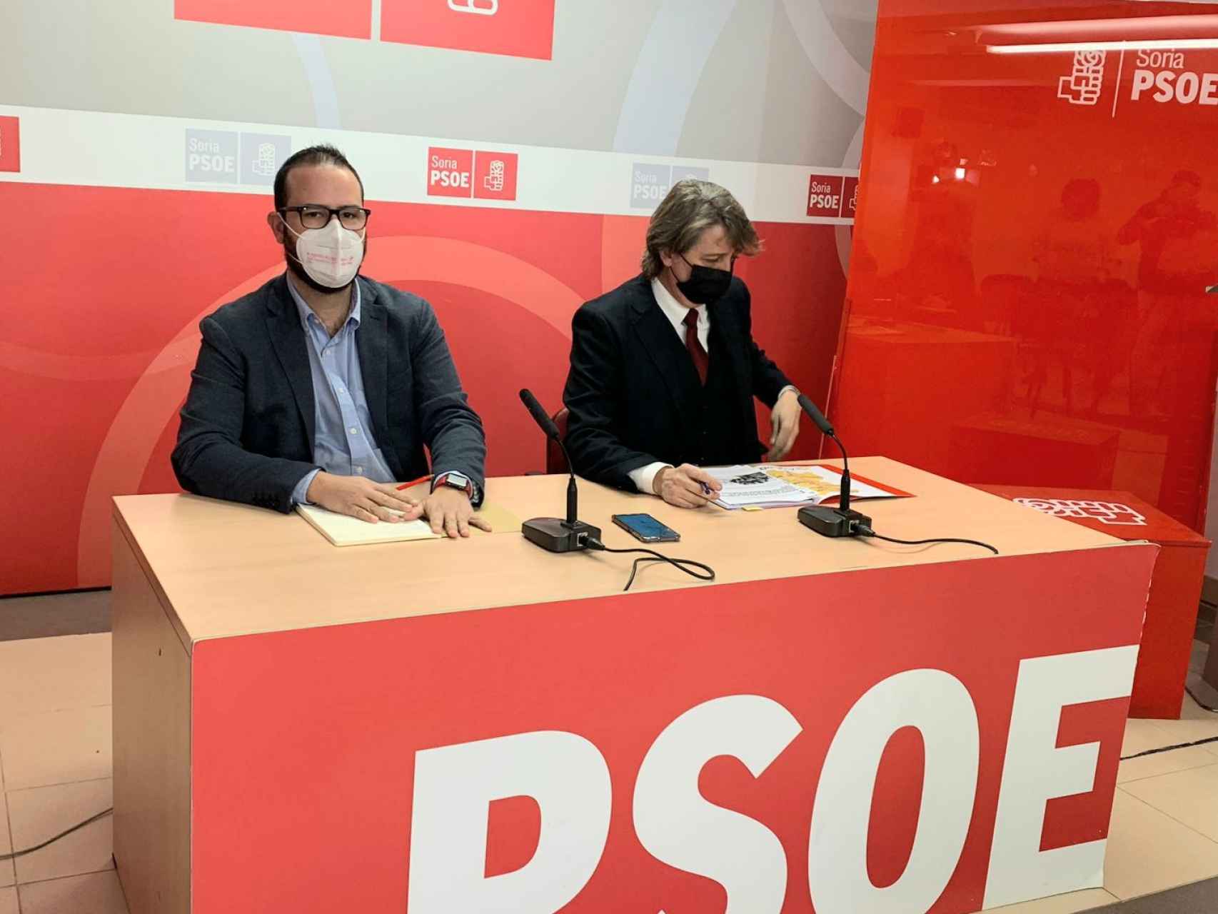 El candidato del PSOE por Soria, Ángel Hernández, en rueda de prensa.