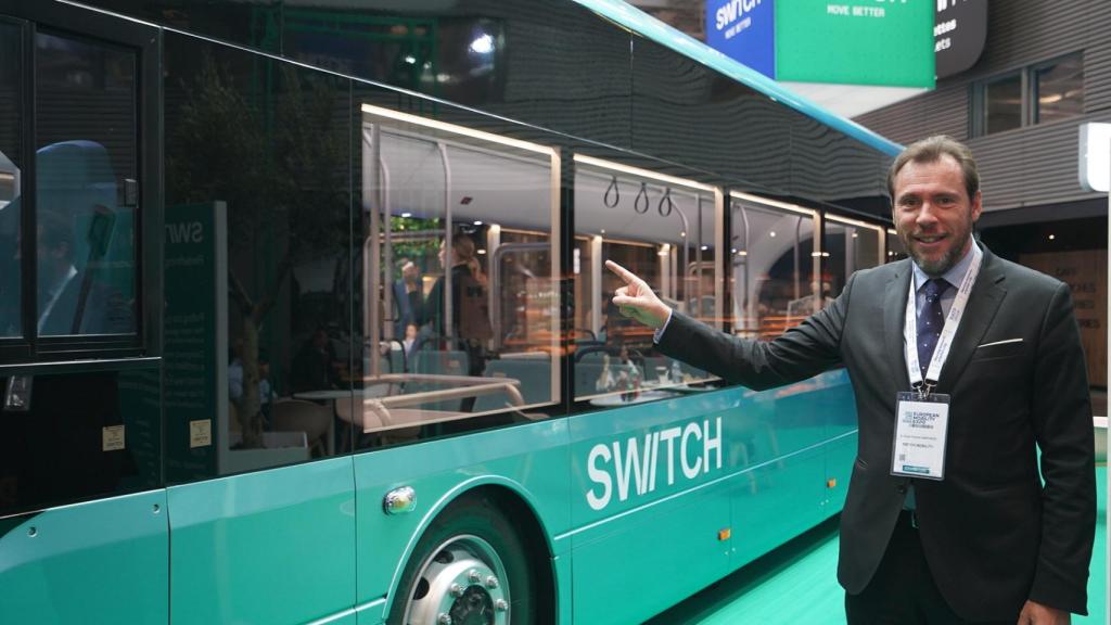 Óscar Puente en París en la presentación del nuevo autobús de Switch Mobility