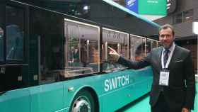 Óscar Puente en París en la presentación del nuevo autobús de Switch Mobility