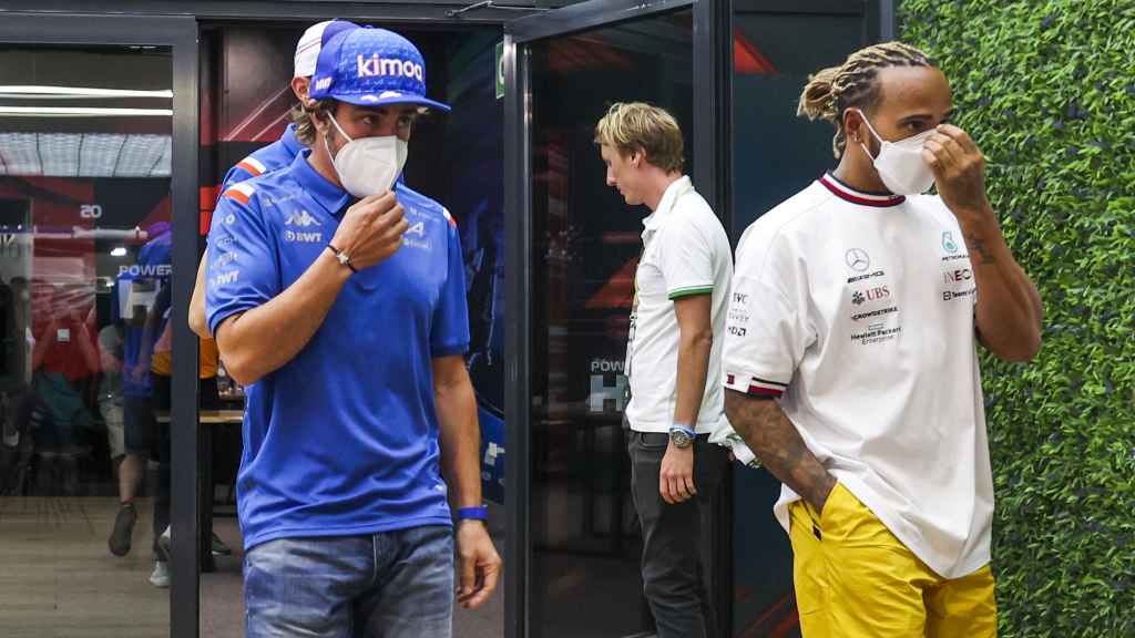 Fernando Alonso y Lewis Hamilton durante un Gran Premio de Fórmula 1