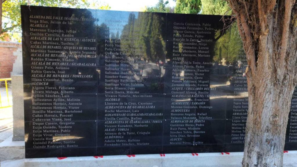 Monumento a los represaliados en Guadalajara el día de su inauguración.