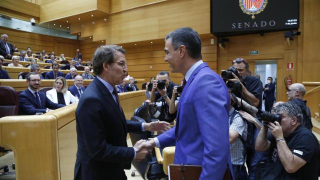 Alberto Núñez Feijóo y Pedro Sánchez se saludan, este martes, a su llegada al Senado.