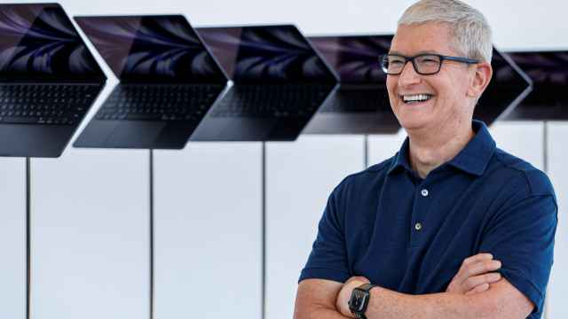 Tim Cook, consejero delegado de Apple, frente a una hilera de MacBook Airs, durante la Conferencia Anual de Desarrolladores, celebrada el 6 de junio.