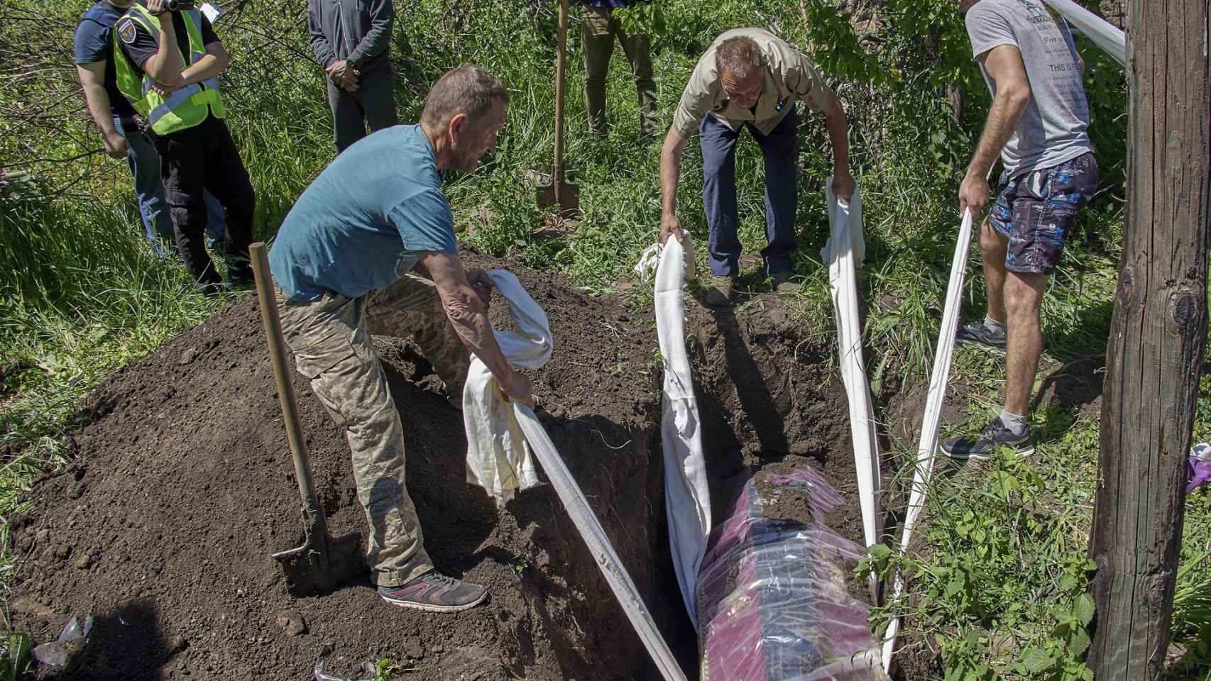 Exhumación de cuerpos en Járkov.