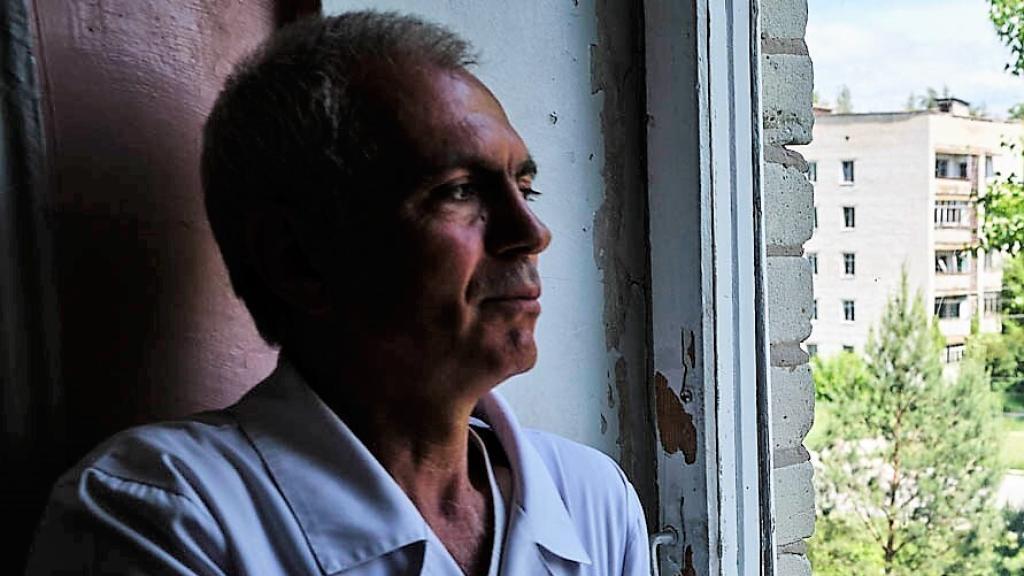 El ginecólogo Volodymyr Grygorovich, director del hospital de Chernóbil, en la ventana desde donde grababa los movimientos militares rusos.