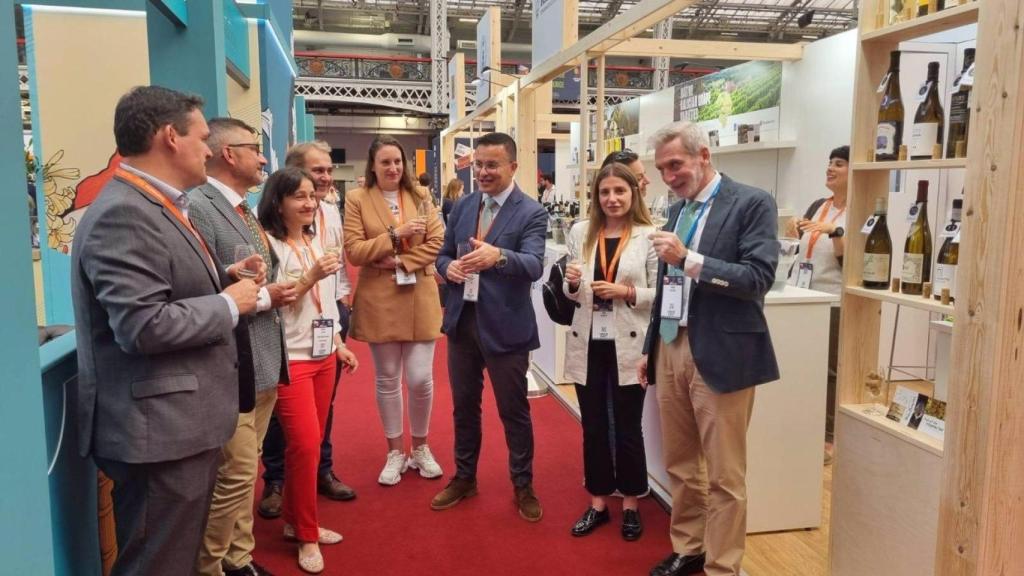 El conselleiro do Medio Rural, José González, visita la feria.Casi 120 bodegas gallegas y otras empresas comercializadoras de vinos y aguardientes participan en la feria internacional London Wine Fair 2022. En concreto, cuentan con representación 19 bodegas de la denominación de origen Monterrei, 30 de O Ribeiro, 16 de Ribeira Sacra, 19 de Valdeorras y 28 de Rías Baixas, así como seis elaboradores de aguardientes y licores, con 19 referencias.SOCIEDADXUNTA DE GALICIA