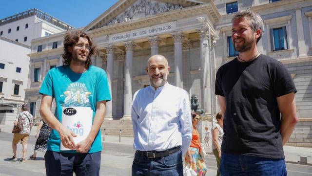 El BNG entrega en el Congreso las 4.000 firmas.