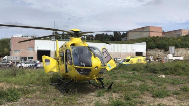 Helicóptero medicalizado en un accidente laboral en As Pontes.