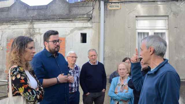 Xabier P. Igrexas visita a los vecinos de la calle Privada Moderna, en Vigo.