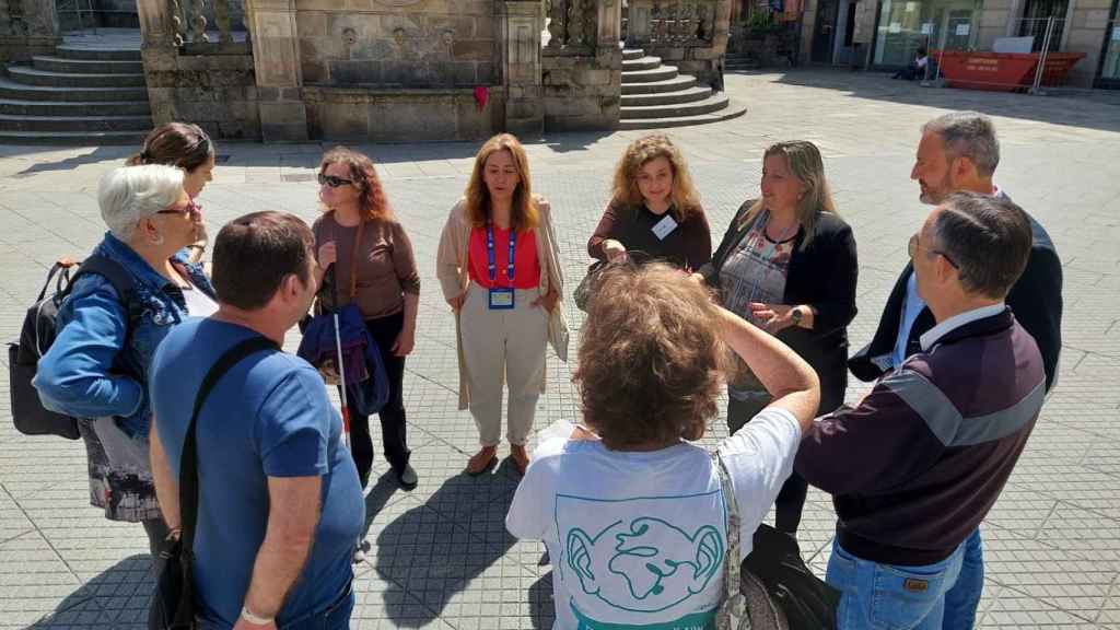 Visita guiada para personas con diversidad sensorial, frente a la iglesia de la Peregrina.