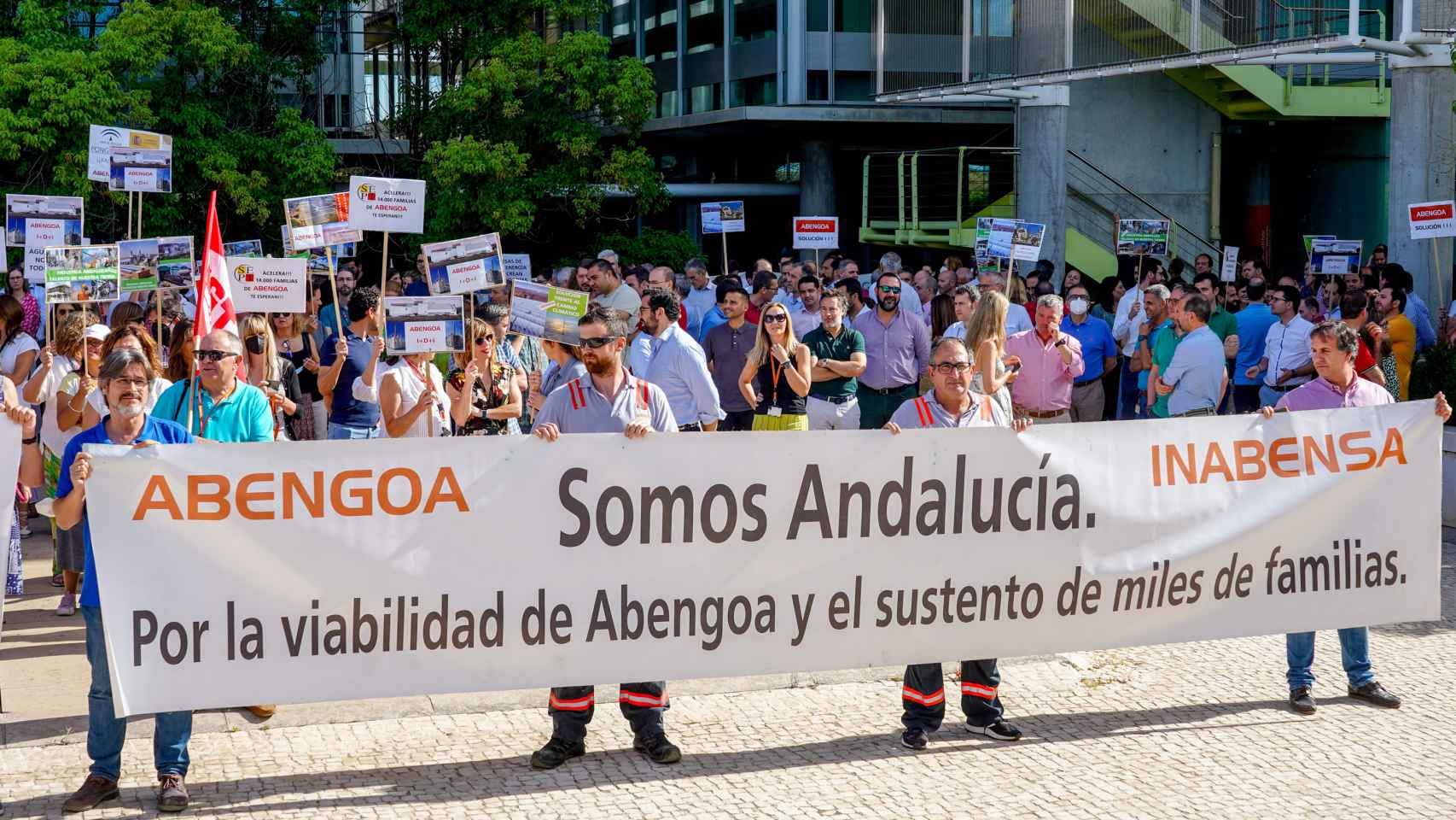 Concentración de los trabajadores de Abengoa este miércoles en Palmas Altas.