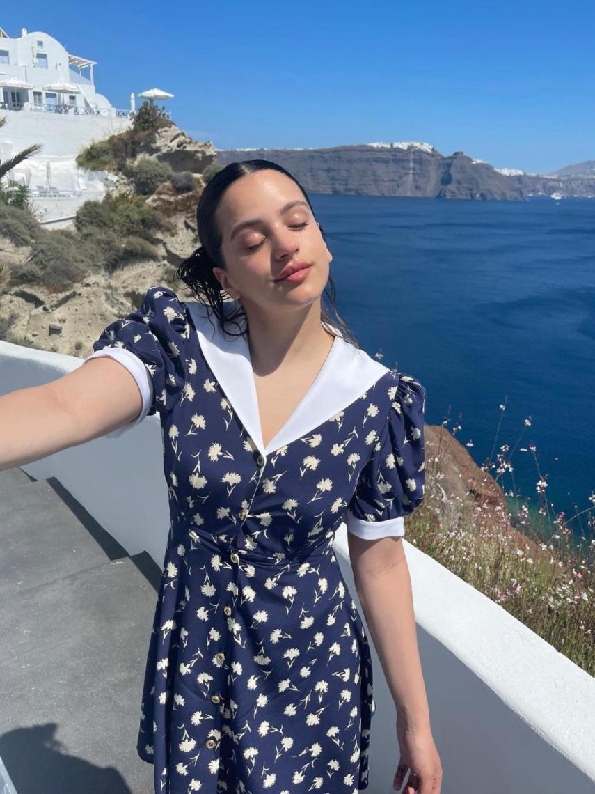 Rosalía con su vestido de estilo 'vintage', durante sus vacaciones en Santorini.