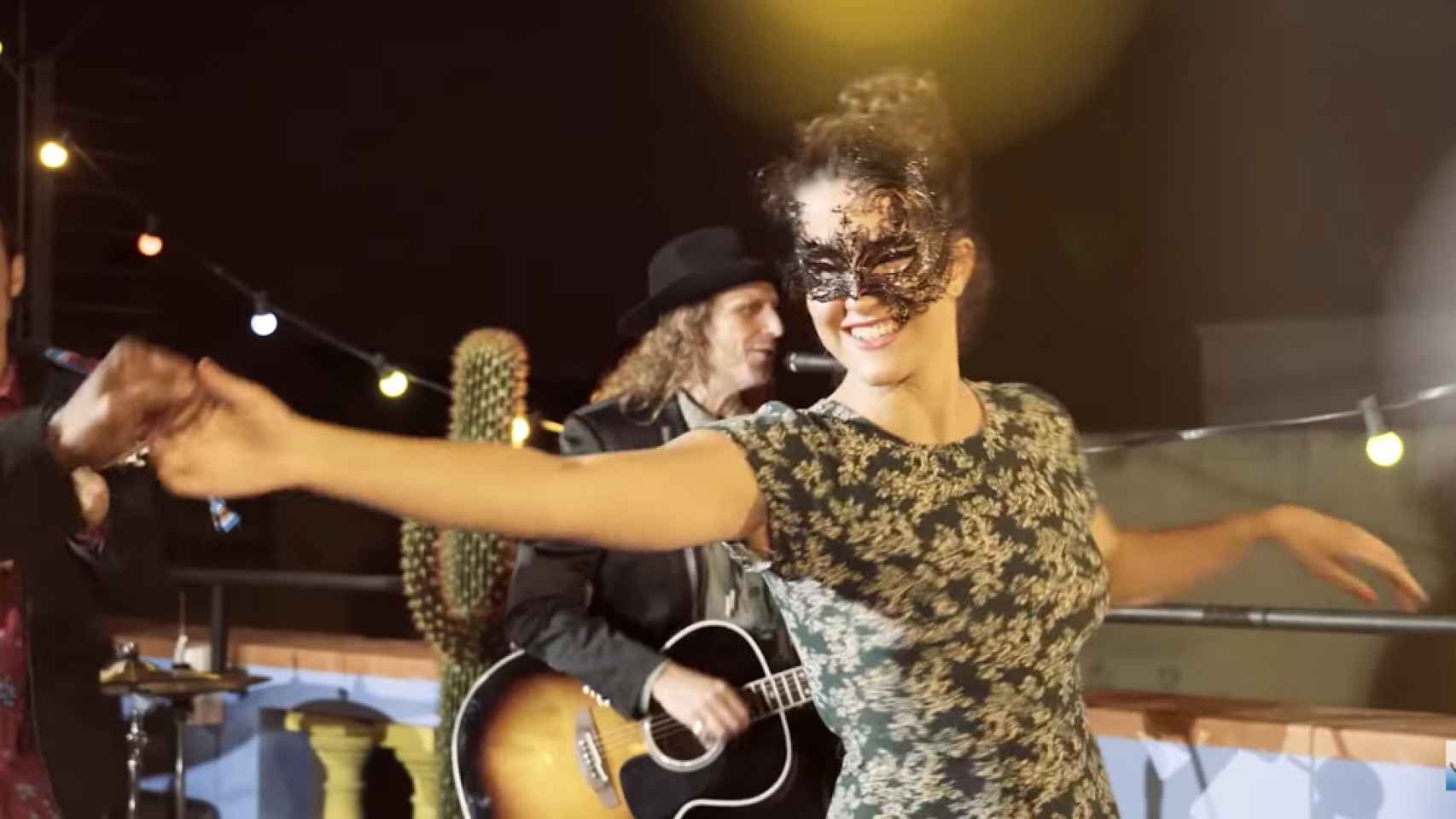 Sara Donés participando en el último videoclip de su padre, 'Eso que tú me das'.