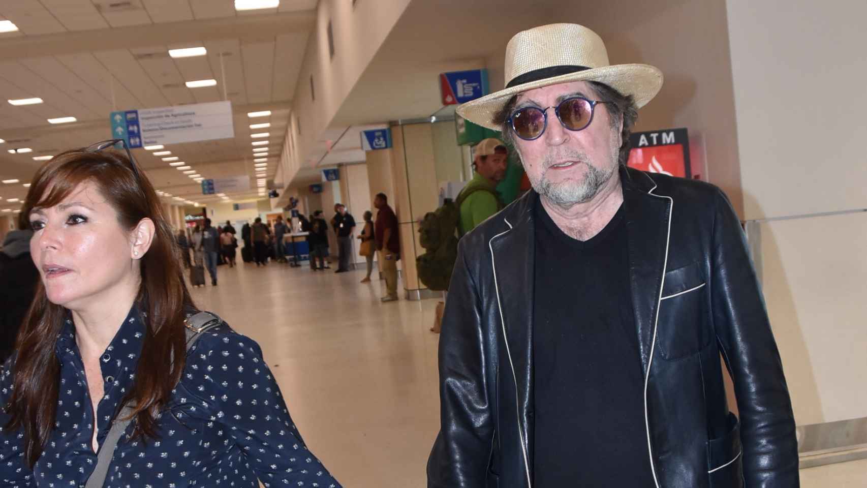 Joaquín Sabina y su mujer, Jimena, en el aeropuerto de Puerto Rico en febrero de 2018.