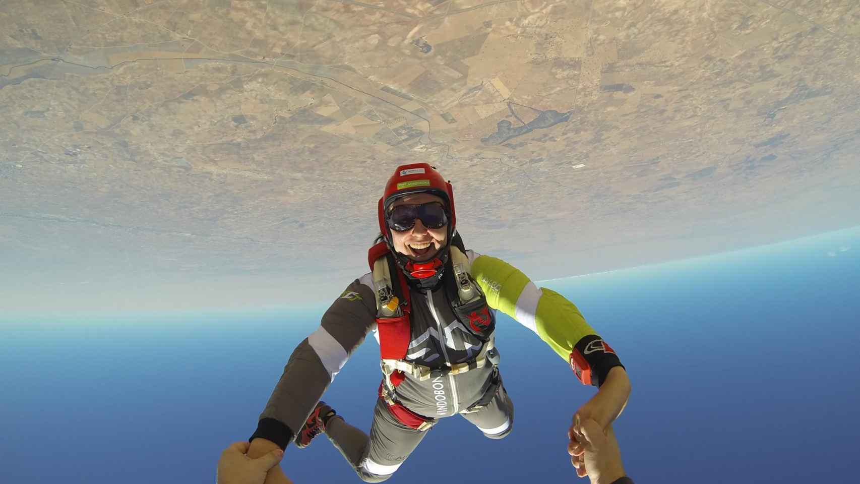 Granero practicando paracaidismo.