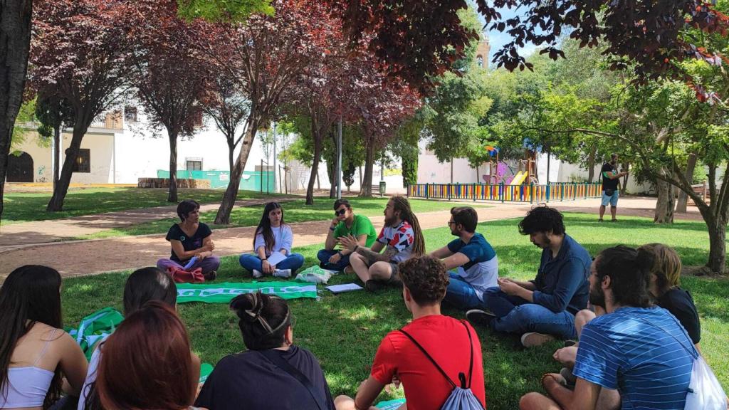 La candidata de Adelante Andalucía, Teresa Rodríguez, mantiene un encuentro con jóvenes en Córdoba.